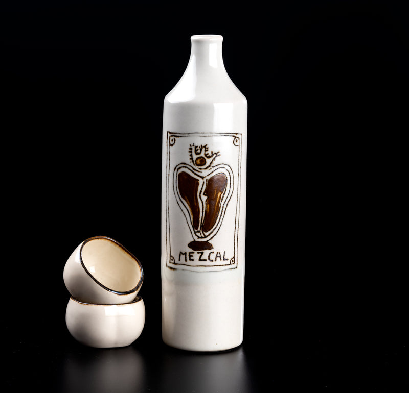 Botella Mezcalera Contemporánea de Alta Temperatura con dos Coquitos