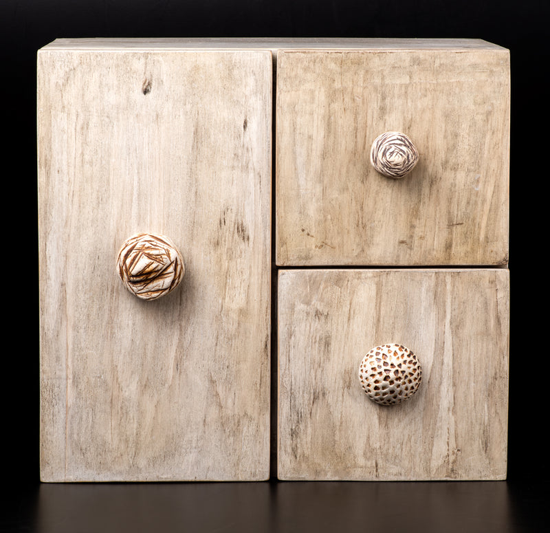 Cajonera Artesanal de Madera con Agarraderas de Cerámica