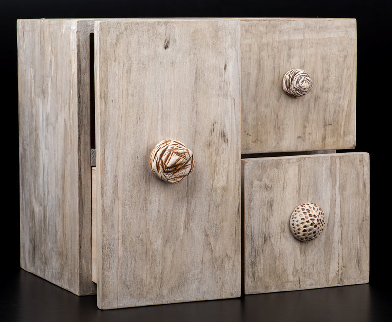 Cajonera Artesanal de Madera con Agarraderas de Cerámica