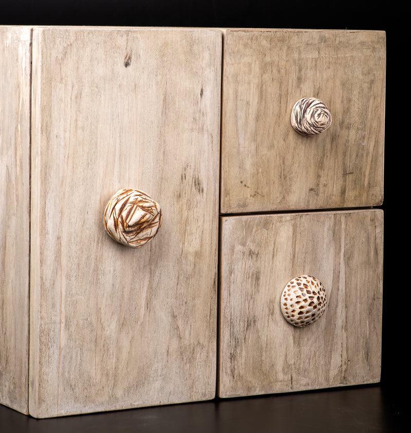 Cajonera Artesanal de Madera con Agarraderas de Cerámica