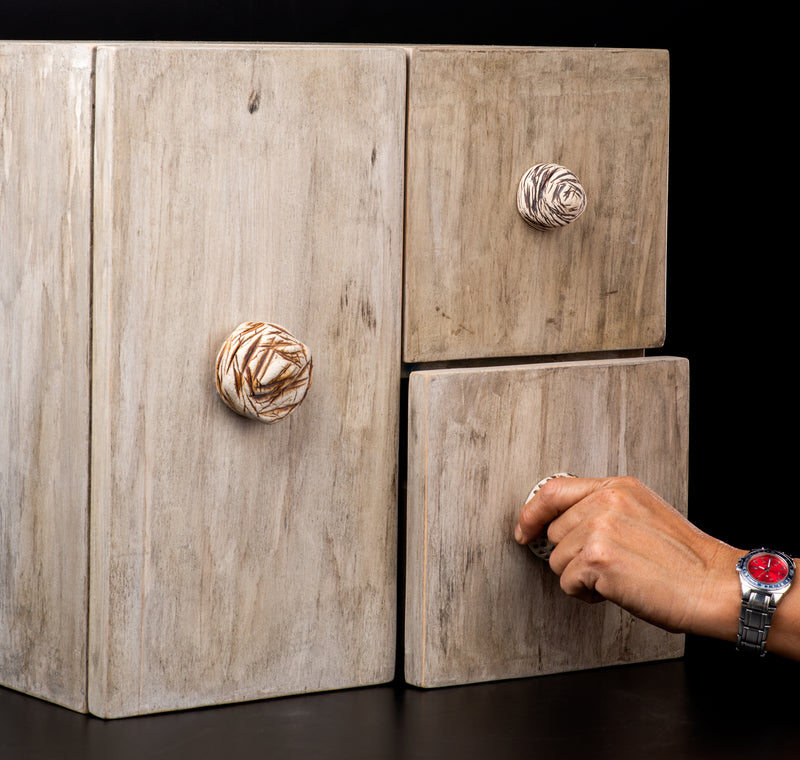 Cajonera Artesanal de Madera con Agarraderas de Cerámica